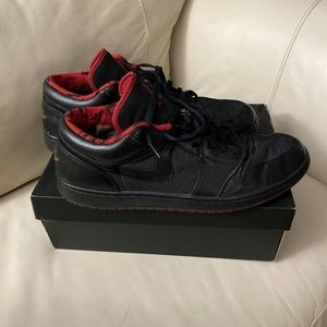 Jordan 1 Retro Low Black Metallic Silver Varsity Red 309192-001